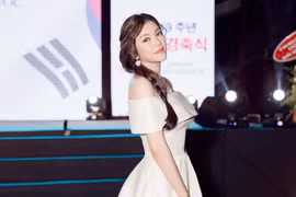 Lý Nhã Kỳ đẹp dịu dàng, quý phái trong váy màu nude bắt mắt