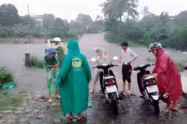 Trên đường đi làm về, 2 vợ chồng bị nước lũ cuốn trôi