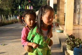 "Hai chân con rụng rồi, quen rồi, con muốn đi học"