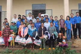 Chi đoàn thanh niên TAND tỉnh tặng quà tại xã Ia Pếch