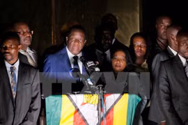 Cựu Phó Tổng thống Zimbabwe về nước trong lúc tình hình rối ren