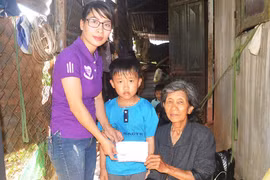 Câu lạc bộ Gia Lai yêu thương: Tặng học bổng cho cháu Nguyễn Tuấn Anh