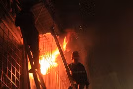 Đốt nhà, đâm 2 người vì mâu thuẫn tình cảm