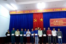 Bế giảng lớp sơ cấp lý luận chính trị khóa VIII, năm 2017