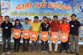 Hội thi gà tranh cờ và gà cảnh