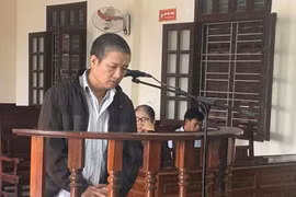 Đi sửa đồng hồ, bé gái 12 tuổi bị "yêu râu xanh" dâm ô