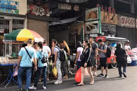 Người Việt mưu sinh ở xứ Chùa Vàng