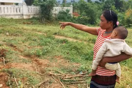 Người phụ nữ Vân Kiều nghèo hiến đất xây trường