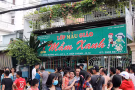 Bảo mẫu ở Sài Gòn dùng dao dọa, đánh đập nhiều trẻ