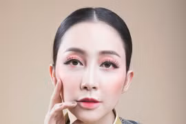 Linh Nga diện áo dài thêu hoa sen