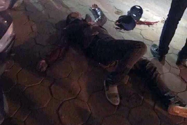 Nam thanh niên bị nhóm người chém gục trên đường