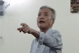 Giết người ngủ cạnh vợ, người đàn ông 60 tuổi bật khóc tại tòa