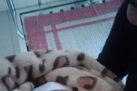 Bé gái bị bỏ rơi trong đêm còn nguyên dây rốn