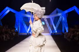 Siêu mẫu Võ Hoàng Yến hóa thân thành Nữ bá tước tại VIFW FW 2017