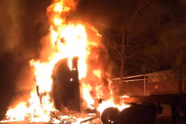 Quảng Ninh: Cháy ca bin xe container, tài xế thoát chết