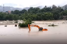 Giúp người thân dọn nhà, 1 người đàn ông bị nước lũ cuốn trôi