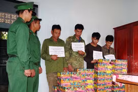 Bắt 4 đối tượng vận chuyển pháo nổ qua biên giới