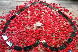 Chàng trai cầu hôn bạn gái bằng 25 chiếc iPhone X