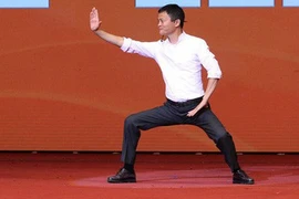 Một người lạy Jack Ma, đừng chê thanh niên Việt 'liếm giày tỉ phú'