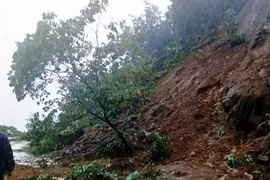 Kon Tum: Bão đi qua 4 ngày, xã Ngọc Tem vẫn bị cô lập