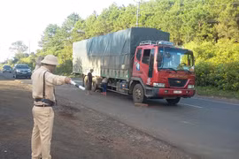 Cảnh sát giao thông nhanh trí "cứu" xe tải mất thắng