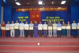 Trao bằng chứng nhận 219 khu dân cư đạt danh hiệu văn hóa