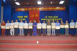 Trao bằng chứng nhận 219 khu dân cư đạt danh hiệu văn hóa