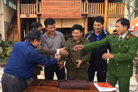 Chủ nhà hàng trả túi xách chứa 500 triệu đồng của khách để quên