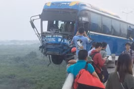 Xe khách suýt rơi xuống sông Hồng sau cú va chạm với xe tải