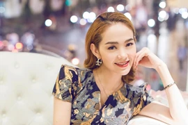 Minh Hằng thử váy họa tiết