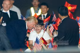 Cậu bé 11 tuổi bất ngờ được Tổng thống Donald Trump tặng hoa
