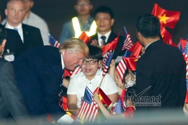 Cậu bé 11 tuổi bất ngờ được Tổng thống Donald Trump tặng hoa