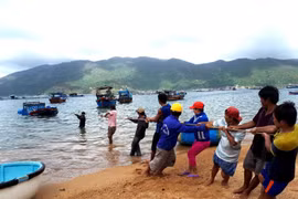 Kéo từng lồng bè trôi, trục vớt từng tàu thuyền