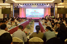 Tặng 500 áo ấm cho các tỉnh bão lũ