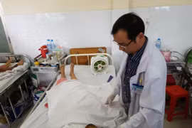 Chị đề nghị chia tay, em bị tạt axit nguy cơ mù 2 mắt