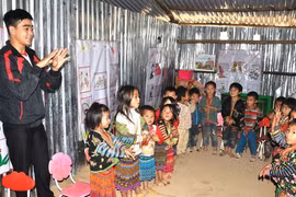 Lạ chưa: thầy giáo làm mẹ hiền!