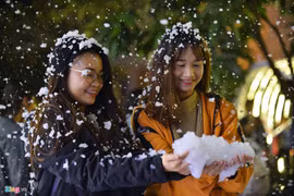 Nam thanh nữ tú đùa vui với tuyết nhân tạo như thật đầu đông