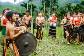 Bí ẩn tộc người ăn trứng kiến ở Kon Tum