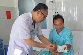 13 giờ tái tạo "cậu nhỏ" cho nạn nhân bị tai nạn