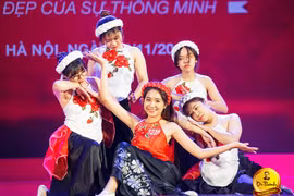 Bán kết Hoa khôi SV: Thí sinh khoe vẻ tươi tắn trong tà áo dài