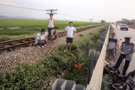 Băng qua đường ngang bị tàu hỏa kéo lê 150 mét
