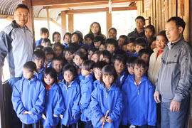 Trao tặng 50 chiếc áo ấm cho học sinh nghèo ở Kông Chro