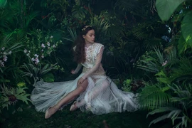 Hồ Ngọc Hà đẹp tựa nữ thần trong bộ váy đuôi cá lấp lánh