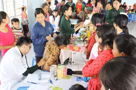 Trung đoàn 710: Khám bệnh và cấp thuốc miễn phí