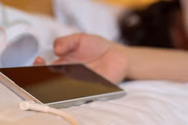 Ngủ với điện thoại dễ vô sinh và u não!