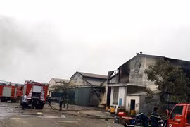 Cháy lớn tại xưởng sản xuất gỗ ép, 2 công nhân tử vong