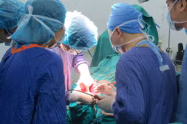 Nữ giáo sư hàng đầu thế giới đến VN mổ phình mạch não