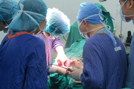 Nữ giáo sư hàng đầu thế giới đến VN mổ phình mạch não