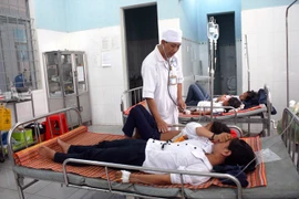 16 học sinh nhập viện cấp cứu sau bữa ăn ở trường
