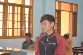 Y án kẻ trộm tiền đi chơi game